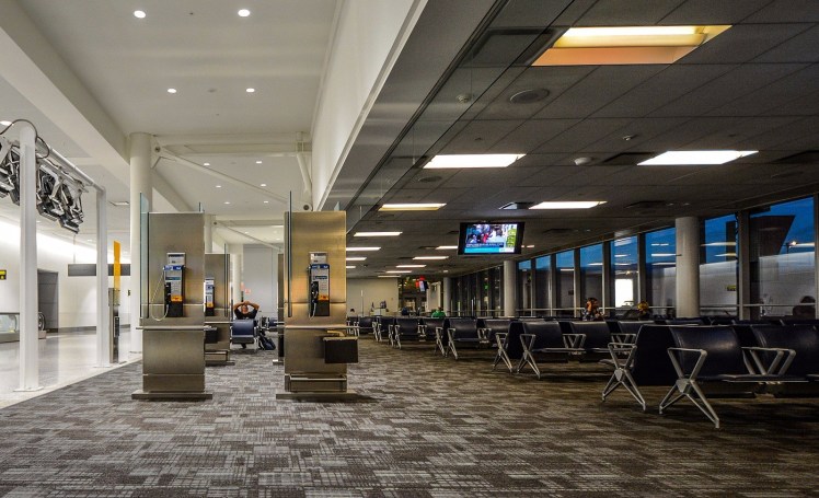 airport-2123274_1920